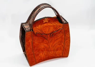 1 DOROTEA 040224 Borsa fatta a mano pelle oro artigianale novara milano