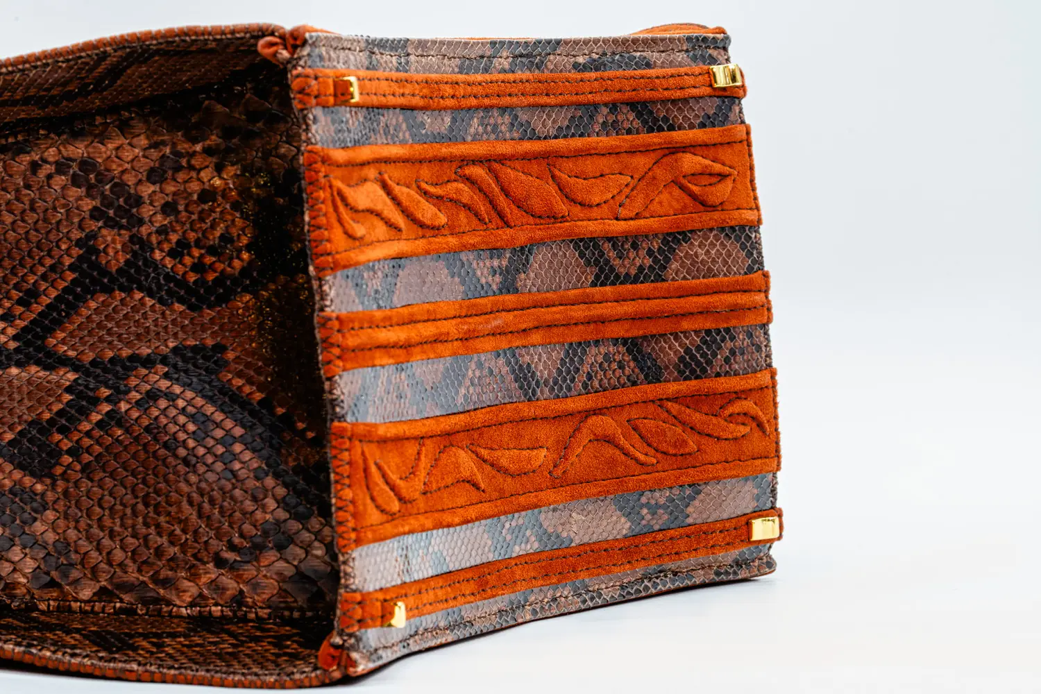 1 DOROTEA 040224 Borsa fatta a mano pelle oro artigianale novara milano