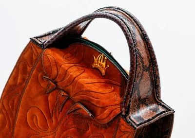 1 DOROTEA 040224 Borsa fatta a mano pelle oro artigianale novara milano